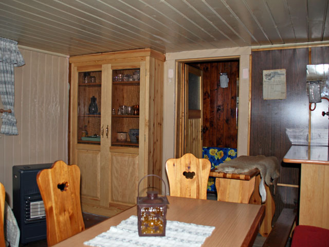 Jagdhütte innen mit Blick auf Minibar und Schrank - Gästehaus Heß